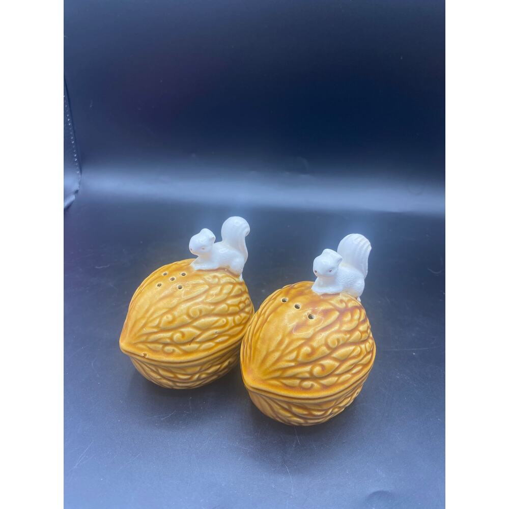 Vintage Enesco White Squirrels on Walnuts Nuts E4155 Salt & Pepper Shakers - Picture 7 of 10